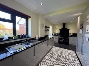 Kitchen/Breakfast Room- click for photo gallery